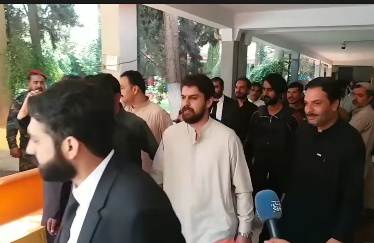 کوئٹہ: ڈیگاری میں خاتون اور مرد کے قتل کے واقعہ میں نامزد ملزم سردار شیر باز ساتکزئی اے ٹی سی کورٹ ون میں پیش